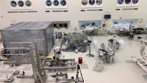 Wissenschaftler-Des-NASA-Jet-Propulsion-Laboratory-JPL-Arbeiten-Unter-Kontrollierten-Laborbedingungen,-Um-Den-Mars-Rover-6-Zu-Bauen-Und-Zu-Testen