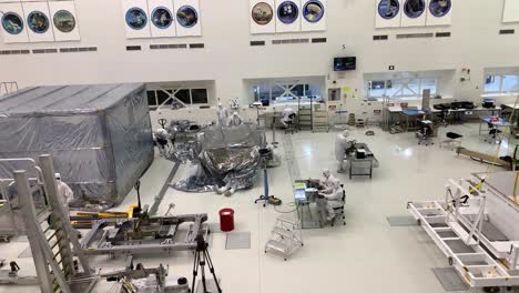 Wissenschaftler-Des-NASA-Jet-Propulsion-Laboratory-JPL-Arbeiten-Unter-Kontrollierten-Laborbedingungen,-Um-Den-Mars-Rover-7-Zu-Bauen-Und-Zu-Testen