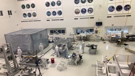 Wissenschaftler-Des-NASA-Jet-Propulsion-Laboratory-JPL-Arbeiten-Unter-Kontrollierten-Laborbedingungen,-Um-Den-Mars-Rover-9-Zu-Bauen-Und-Zu-Testen