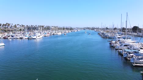 Steigende-Antenne-Von-Oxnard-Harbour-Mit-Booten,-Yachten-Und-Marina-Kalifornien-1