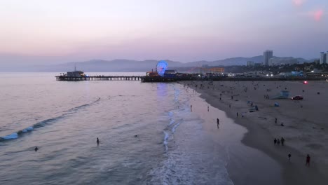 Antenne-Von-Santa-Monica-Pier-Und-Riesenrad-Bei-Nacht-Oder-Dämmerung-Licht-Los-Angeles-Kalifornien-3