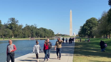 Menschen-Gehen-Neben-Dem-Lincoln-Memorial-Reflecting-Pool-In-Washington,-D.C