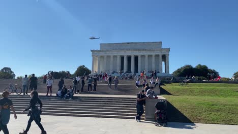 Menschen-Entspannen-Sich-Auf-Den-Stufen-Des-Lincoln-Memorial-In-Washington,-D.C