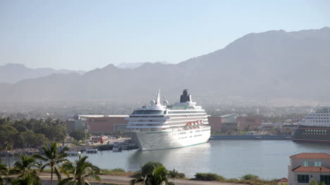 Puerto-Vallarto-Cruiseship-00
