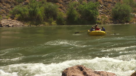 White-Water-Rafters-Navigate-The-Grand-Canyon