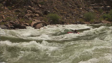 Wildwasser-Kajakfahrer-Navigiert-Durch-Den-Grand-Canyon