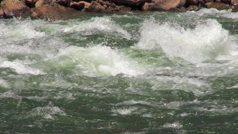 Wildwasser-Auf-Dem-Colorado-River-Im-Grand-Canyon