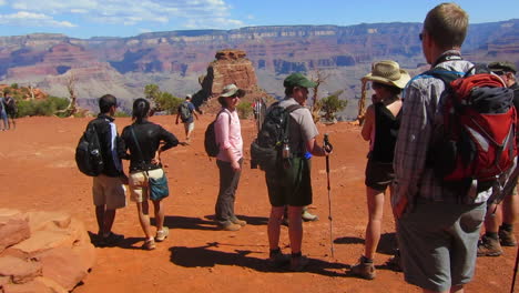 Hikers-Explore-The-Grand-Canyon-1
