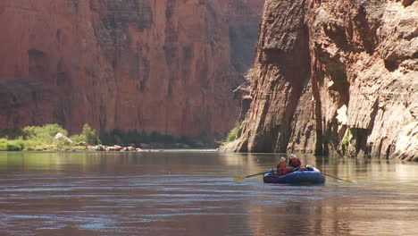 White-Water-Rafters-Navigate-The-Grand-Canyon-2