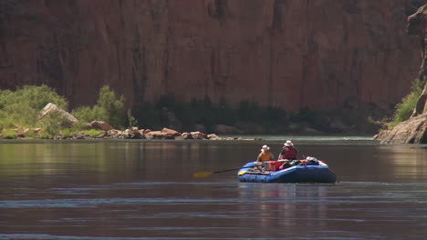 White-Water-Rafters-Navigate-The-Grand-Canyon-3