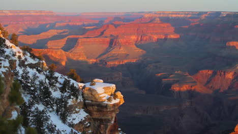 Grand-Canyon-Rim-At-Sunrise-Or-Sunset-In-Winter
