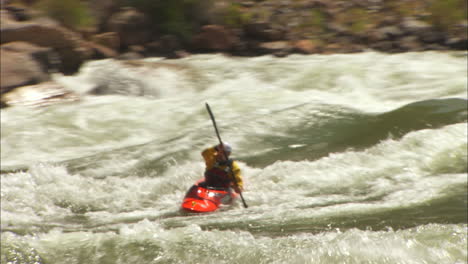 White-Water-Kayaker-Navigates-The-Grand-Canyon-4
