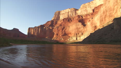 Hübsche-Aufnahme-Des-Grand-Canyon-In-Der-Morgen--Oder-Abenddämmerung-Mit-Fluss-Im-Vordergrund