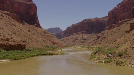 Schnelle-Niedrige-Antenne-über-Dem-Colorado-River-Im-Grand-Canyon