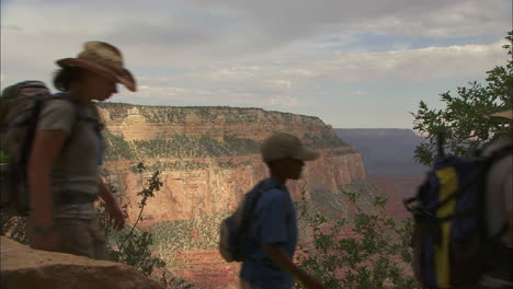 Ranger-Leiten-Eine-Wandergruppe-Im-Grand-Canyon-1