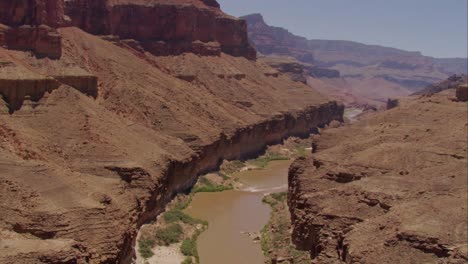 Bemerkenswerte-Antenne-Vom-Rand-Des-Grand-Canyon-Bis-Zum-Wildwasserfloß-Auf-Dem-Fluss