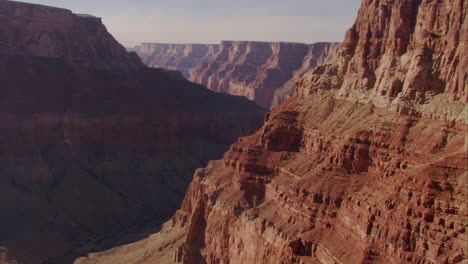 Schöne-Antenne-über-Dem-Rand-Des-Grand-Canyon-Bei-Sonnenaufgang