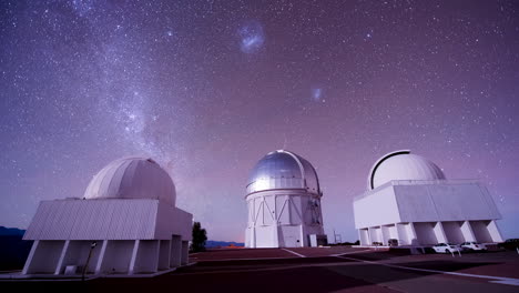 Hermosa-Foto-De-Timelapse-De-Un-Observatorio-En-La-Noche-2