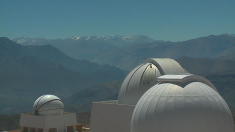 Ein-Observatorium-An-Einem-Bergtag