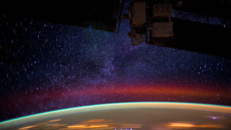 Die-Internationale-Raumstation-Fliegt-über-Die-Aurora-Borealis