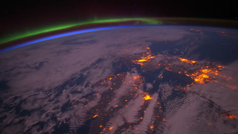 Die-Internationale-Raumstation-Fliegt-über-Die-Aurora-Borealis-4