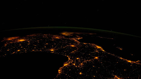 Die-Internationale-Raumstation-Fliegt-Nachts-über-Die-Erde-3