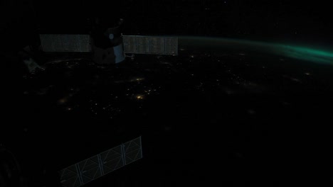 Die-Internationale-Raumstation-Fliegt-Nachts-über-Die-Erde-Mit-Stürmen-Und-Blitzeinschlägen-Sichtbar-4