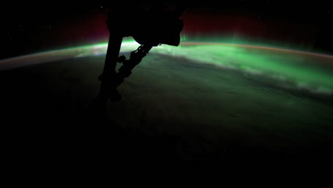 The-International-Space-Station-Flies-Over-The-Earth-With-Aurora-Borealis-Visible-3