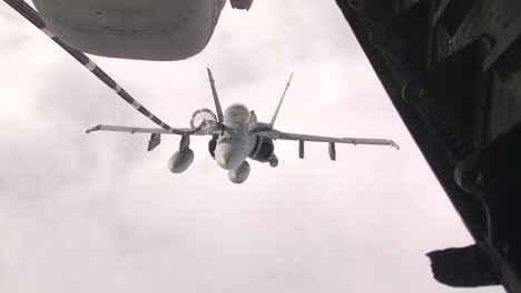A-Us-Navy-F18-Refuels-In-Midair