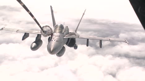A-Us-Navy-F18-Refuels-In-Midair-2
