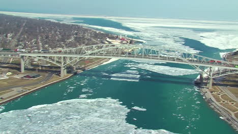 Antennen-über-Der-Kanadischen-US-Grenze-Bei-Port-Huron-Und-Der-Blue-Water-Bridge