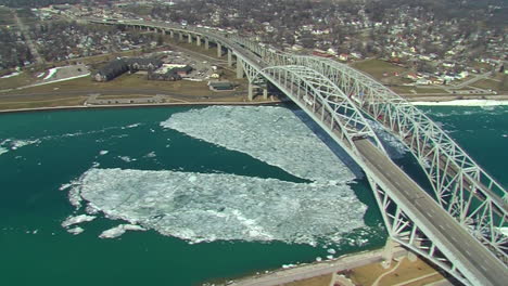 Antennen-über-Der-Kanadischen-US-Grenze-Bei-Port-Huron-Und-Der-Blue-Water-Bridge