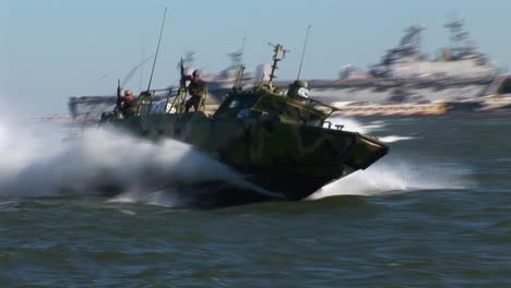 Flusskommandoboote-Verlassen-Einen-Flugzeugträger-Mit-Einem-Einsatzteam-An-Bord