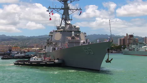 Ein-Marineschiff-Eines-Lenkwaffenzerstörers-Passiert-In-Der-Nähe-Der-Hickam-Basis-In-Hawaii-3