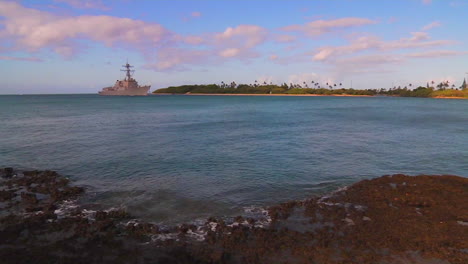 Ein-Marineschiff-Eines-Lenkwaffenzerstörers-Passiert-In-Der-Nähe-Der-Hickam-Basis-In-Hawaii-5