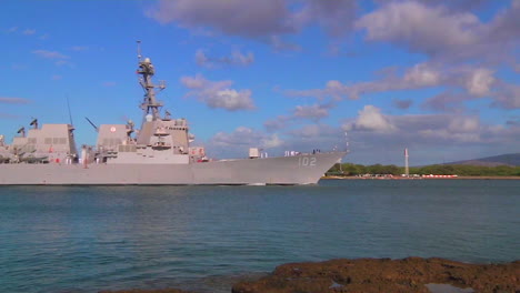 Ein-Marineschiff-Eines-Lenkwaffenzerstörers-Passiert-In-Der-Nähe-Der-Hickam-Basis-In-Hawaii-6