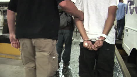 Los-Traficantes-De-Drogas-Son-Arrestados-Por-Agentes-Federales-Y-Llevados-2