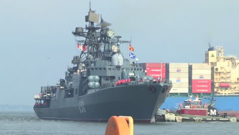 Ein-Russisches-Marineschiff-Fährt-In-Den-Hafen-Ein