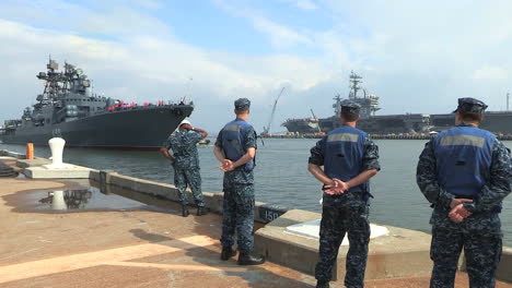 Ein-Russisches-Marineschiff-Segelt-In-Hafen-1