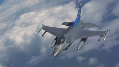 Ein-F16-jet-Im-Flug