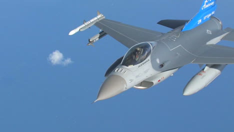 Un-Jet-F16-En-Vuelo-1