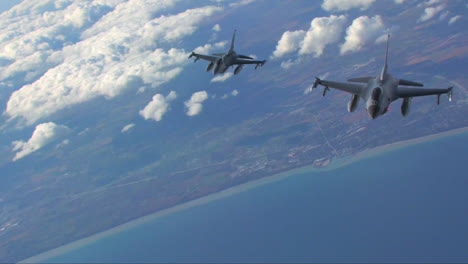 Zwei-F16-Kampfjets-Fliegen-In-Formation