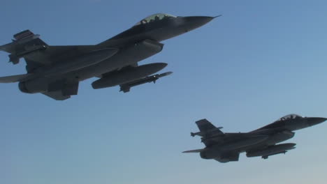 Dos-Aviones-De-Combate-F16-Vuelan-En-Formación-1