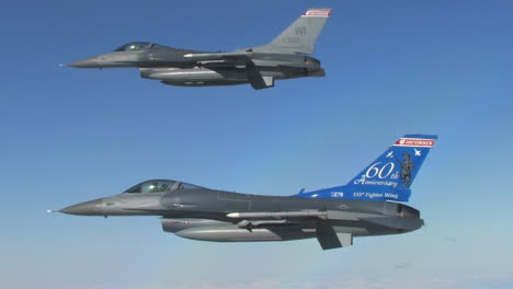 Zwei-F16-Kampfjets-Fliegen-In-Formation-2
