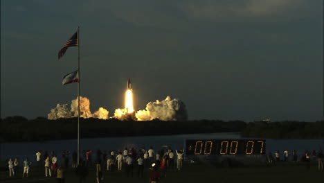 Das-Space-Shuttle-Hebt-Von-Seiner-Startrampe-Ab-5