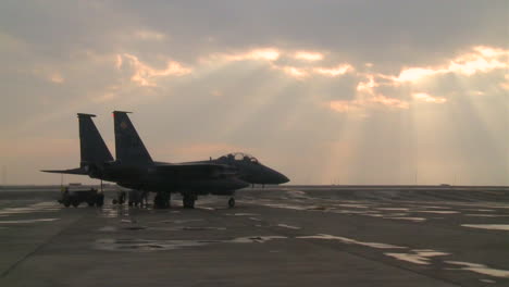 Ein-F15-Kampfjet-Steht-Auf-Einer-Landebahn-Gegen-Schöne-Wolken