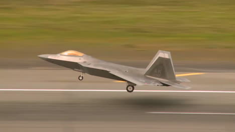 The-F22-Raptor-Takes-Off-From-An-Airfield