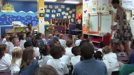 Michelle-Obama-Visits-And-Dances-With-Niños-In-A-School-In-Virginia-Beach-Va