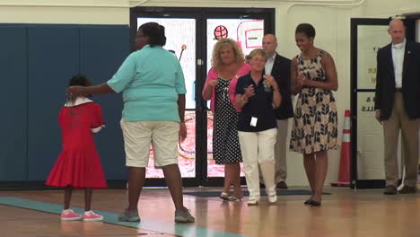 Michelle-Obama-Besucht-Kinder-In-Einer-Schule-In-Virginia-Beach-Va-1