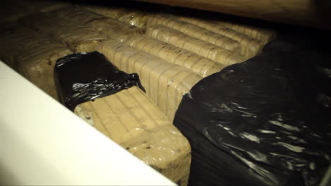 Policía-Find-Tons-Of-Drugs-In-The-Back-Of-A-Pickup-Truck